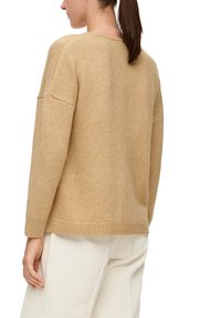 Beige gestrickter Pullover mit lässiger Passform, runden Halsausschnitt und gerippten Ärmeln. Strukturiertes Material, von hinten sichtbar mit einem schlichten Design.