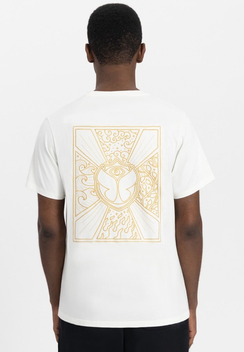 Witte katoenen t-shirt met een gouden geometrisch ontwerp met een oog en gestileerde patronen op de achterkant, korte mouwen en een ronde halslijn.