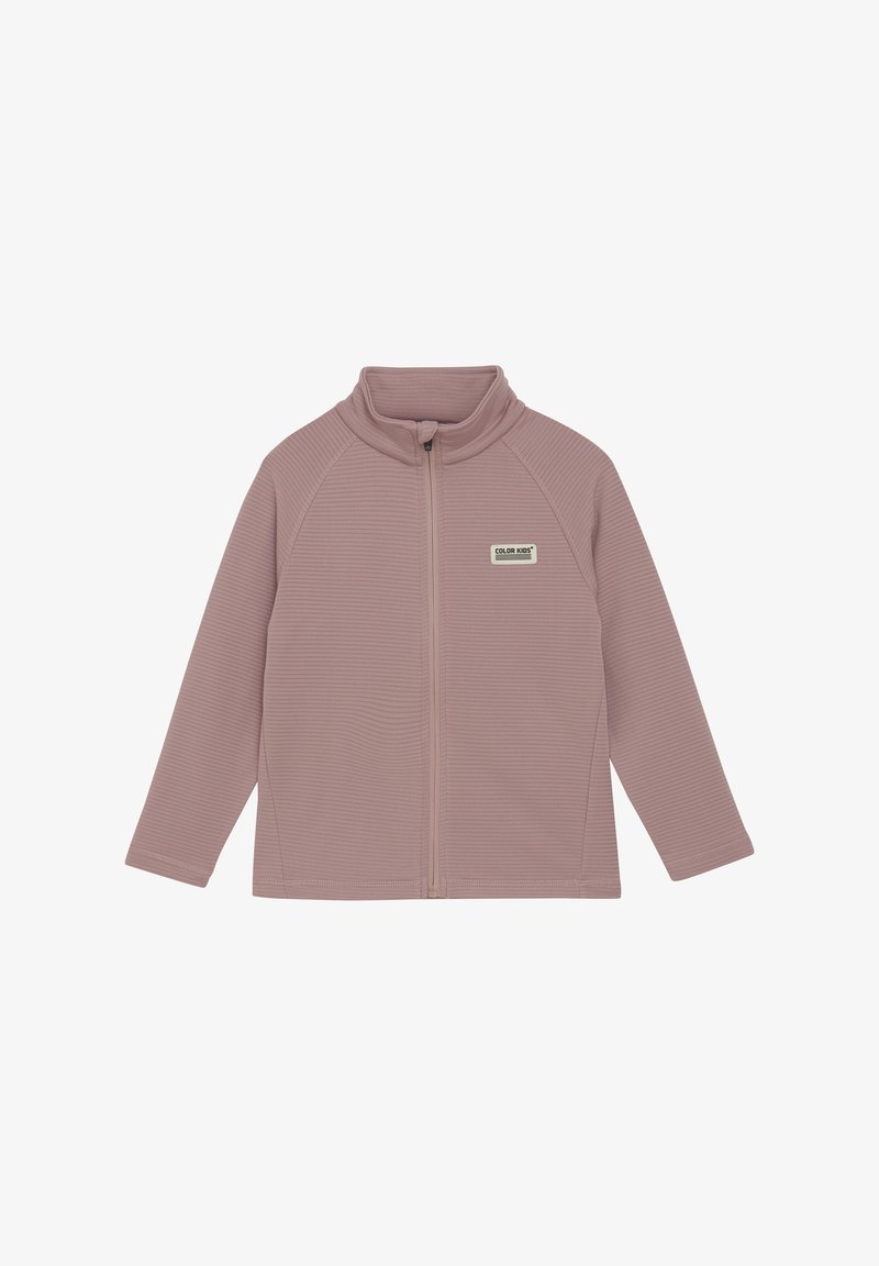 Ljusrosa zip-jacka tillverkad av texturerat tyg med hög krage. Har raglanärmar och en liten märkesetikett på bröstet.