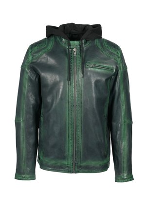 Groene leren jas met een zwarte capuchon. Heeft een ritsaan de voorkant, een borstzak en contrasterende stiksels. Gladde textuur.