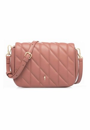 Różowa pikowana skórzana torba na ramię z regulowanym paskiem i małym złotym logo z przodu, zapięcie z elementami w złotym odcieniu.