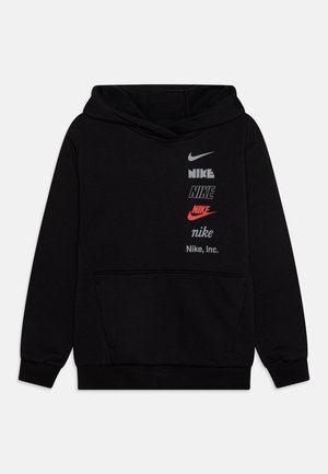 Schwarzer Hoodie mit einer vorderen Kängurutasche, der sechs vertikale Nike-Logos in verschiedenen Schriftarten und Farben auf der linken Brust präsentiert.