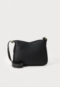 Borsa a tracolla nera in pelle con forma strutturata, texture liscia e dettagli di cucitura bianca. Dotata di una tracolla rimovibile.