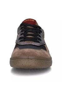 Sneaker con tomaia in camoscio e tessuto beige e nero, linguetta in rete, lacci neri e suola marrone testurizzata. Logo dorato sulla linguetta.
