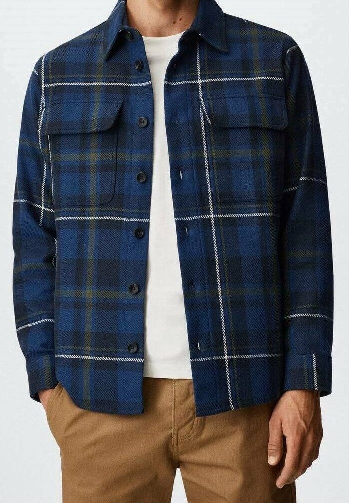Camicia a quadri in blu navy e verde, con design a bottoni, due tasche sul petto e dettagli in cucitura bianca. Tessuto testurizzato, maniche lunghe.
