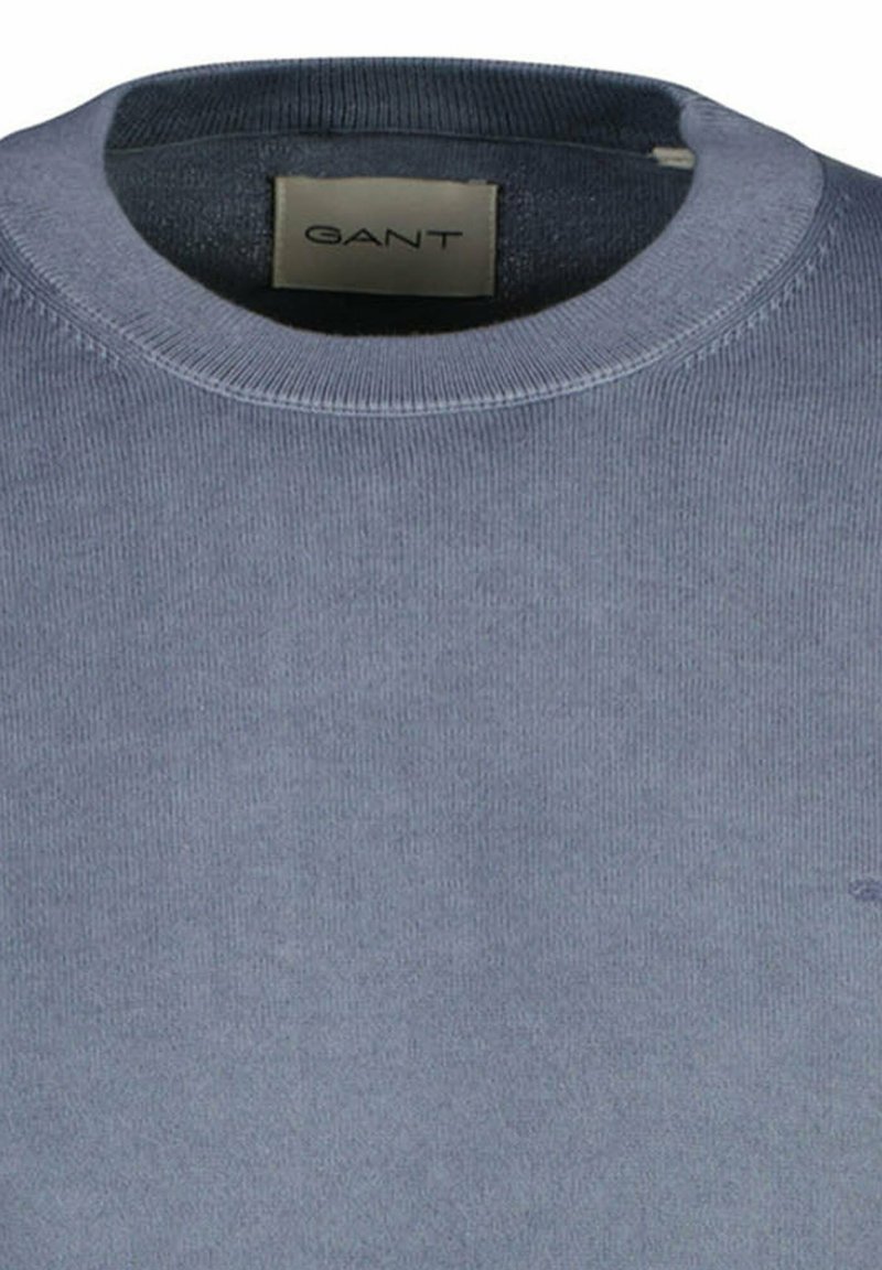 Trui met ronde hals in gedempte blauwe kleur met geribde kraag en GANT-label gestikt aan de binnenkant van de achterhals.