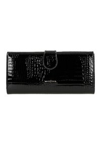 Černá lakovaná peněženka s krokodýlí texturou, s klenutým uzávěrem a vyraženým logem značky. Kompaktní a obdélníkový design.