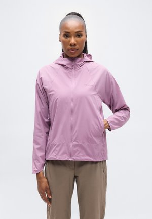 Ελαφρύ ροζ μπουφάν με κουκούλα, φερμουάρ μπροστά και δύο πλαϊνές τσέπες. Λεία υφή και εφαρμοστή σχεδίαση, κατάλληλο για υπαίθριες δραστηριότητες.