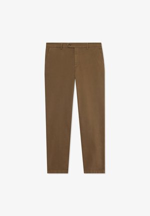 Brązowe bawełniane chinosy o slim fit, z zamkiem błyskawicznym i guzikiem, oraz bocznymi kieszeniami. Gładka tekstura i proste nogawki.