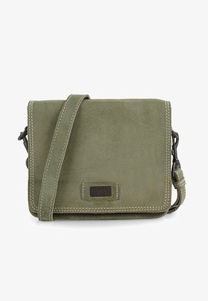 Bolso cruzado de piel verde con costuras blancas, correa ajustable y cierre de solapa. Presenta un parche con el logo en la parte frontal.