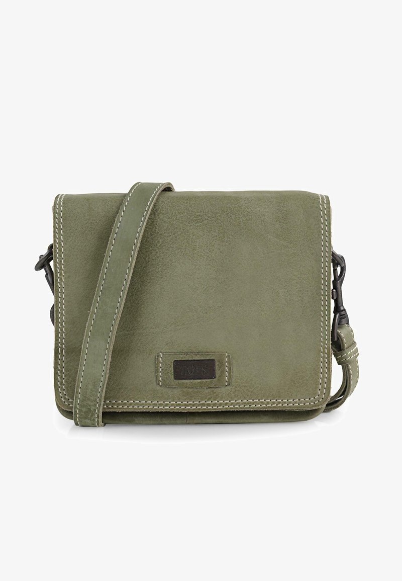 Bolso cruzado de piel verde con costuras blancas, correa ajustable y cierre de solapa. Presenta un parche con el logo en la parte frontal.