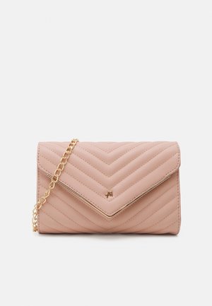 Pochette en cuir matelassé rose blush avec surpiqûres chevrons, bandoulière chaîne dorée et petit logo doré sur le rabat avant.