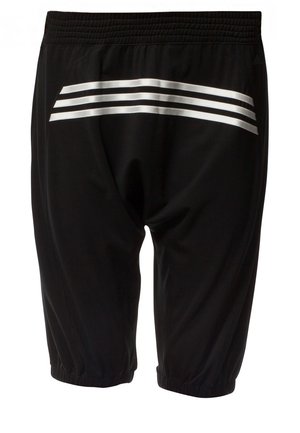 Černé sportovní šortky s elastickým pasem a lemy, se třemi vodorovnými bílými pruhy na zadní straně v oblasti boků.