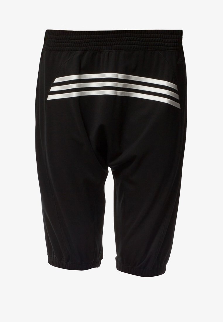 Shorts de sport noirs avec taille et bas élastiques, ornés de trois bandes blanches horizontales sur l'arrière près des hanches.