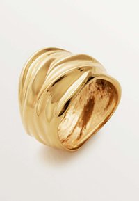 Anillo de oro con una superficie texturizada que presenta surcos ondulados. Interior suave, forma redonda y acabado pulido.