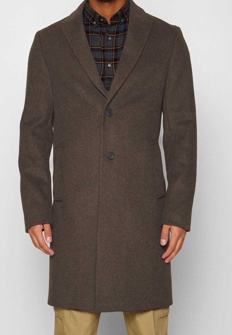 Cappotto di lana marrone con colletto a scialle, design monopetto, due tasche frontali e due bottoni, con una trama liscia.