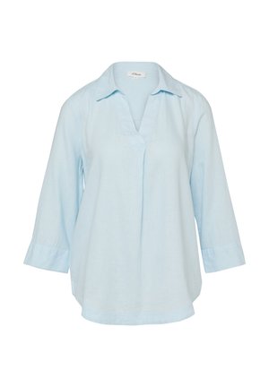 Lichtblauwe damesblouse met driekwartmouwen, kraag en V-hals, gemaakt van zachte, luchtige stof.