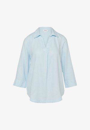 Lichtblauwe damesblouse met driekwartmouwen, kraag en V-hals, gemaakt van zachte, luchtige stof.