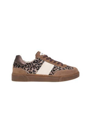 Niedriger Sneaker aus braunem Wildleder, Leopardenmuster-Stoff, weißem Seitenstreifen, dunkelbraunen Schnürsenkeln und einer Gummisohle.