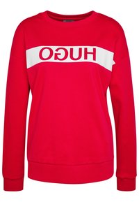 Sudadera roja de manga larga, con una franja horizontal blanca en el pecho que lleva la palabra "HUGO" en letras rojas en negrita.