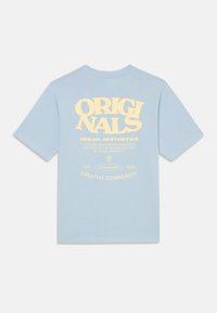 Camiseta de manga corta azul claro con un gran gráfico amarillo en la parte posterior, que presenta el texto: "Originals Urban Aesthetics" y "Creative Community".