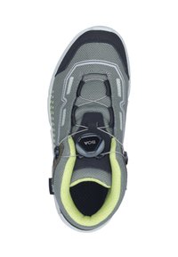 Šedá bota s síťovaným svrškem, kruhovým BOA uzavíracím systémem, polstrovaným limetkově zeleným límcem, černými akcenty a bílou gumovou podešví.