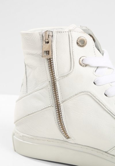 Baskets montantes blanches en cuir texturé avec une fermeture éclair sur le côté et des lacets blancs. Présente des accents en métal argenté et des détails de couture subtils.