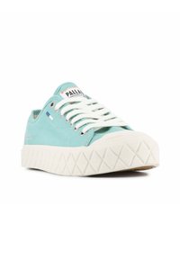 Jasnoniebieskie sneakersy z płótna z białymi sznurówkami i chropowatą białą gumową podeszwą z wzorem diamentowym. Logo marki na języku.