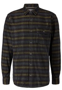 Camisa de franela a cuadros en negro y verde con mangas largas, cuello, cierre de botones en la parte delantera y un bolsillo en el pecho. Textura suave con grosor de rayas variado.