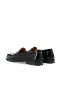 Sorte læderloafer med en glat finish, mokkasin-stil syninger og lave hæle. Har en let buet silhuet og ingen snørebånd.