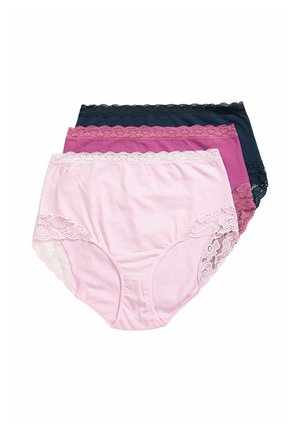 Tre paia di slip da donna con rifiniture in pizzo impilate, nei colori rosa chiaro, rosa scuro e blu scuro su sfondo bianco.