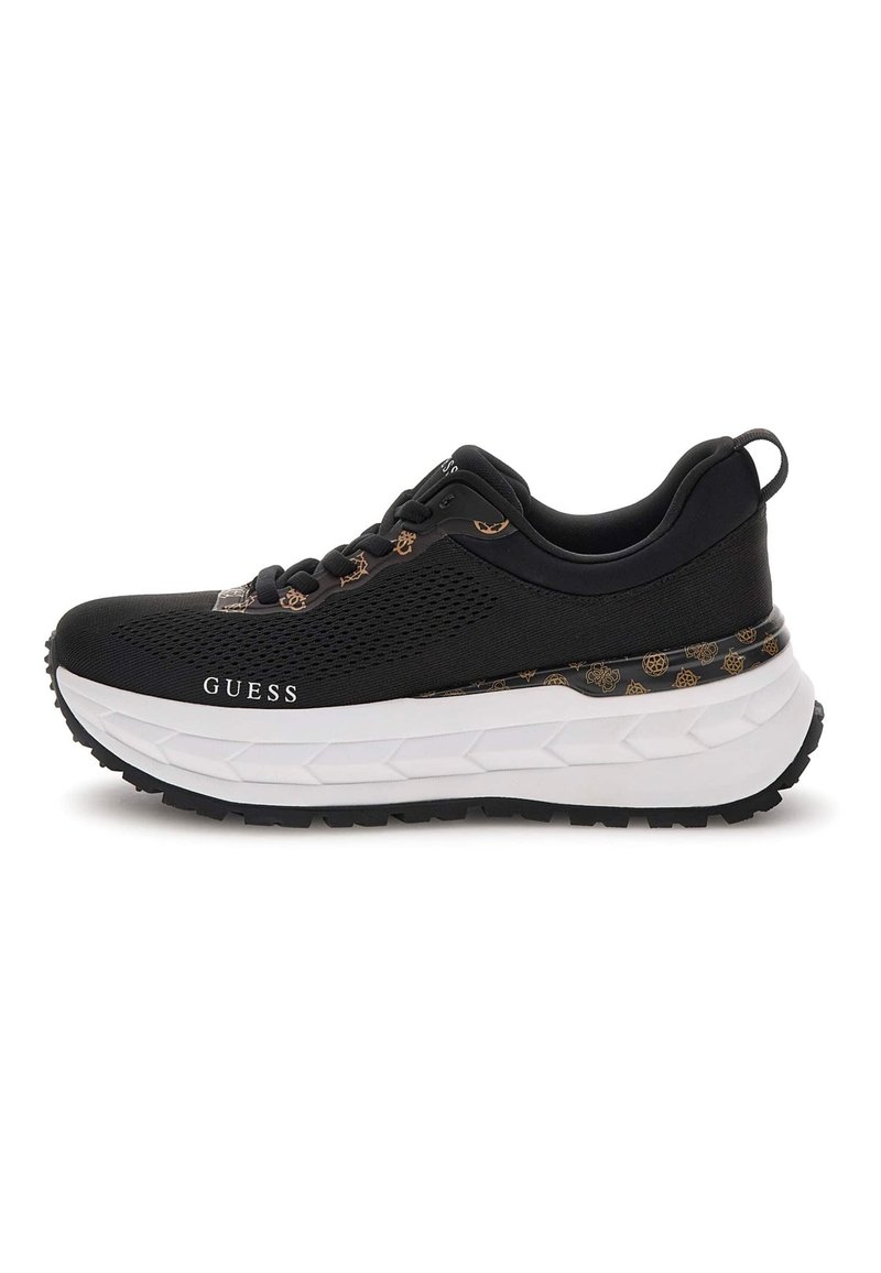 Scarpa sportiva nera con tomaia in rete, dettagli testurizzati sui lati, soletta bianca spessa e suola in gomma. Presenta accenti del logo.