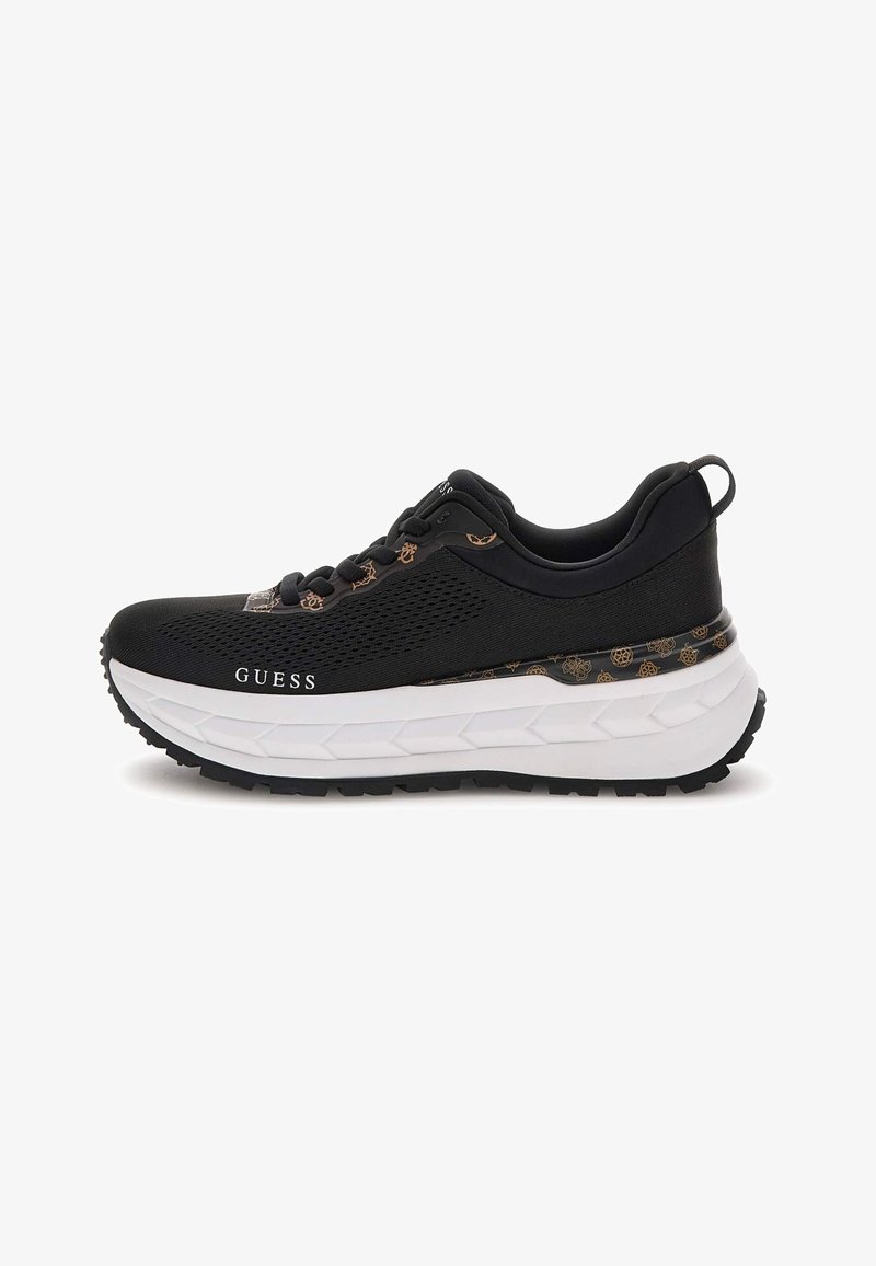 Scarpa sportiva nera con tomaia in rete, dettagli testurizzati sui lati, soletta bianca spessa e suola in gomma. Presenta accenti del logo.