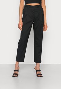 Svart skräddarsydda byxor med hög midja, veck och rak benstruktur. Kombineras med svarta remsandaler med klack. Slät tygstruktur.