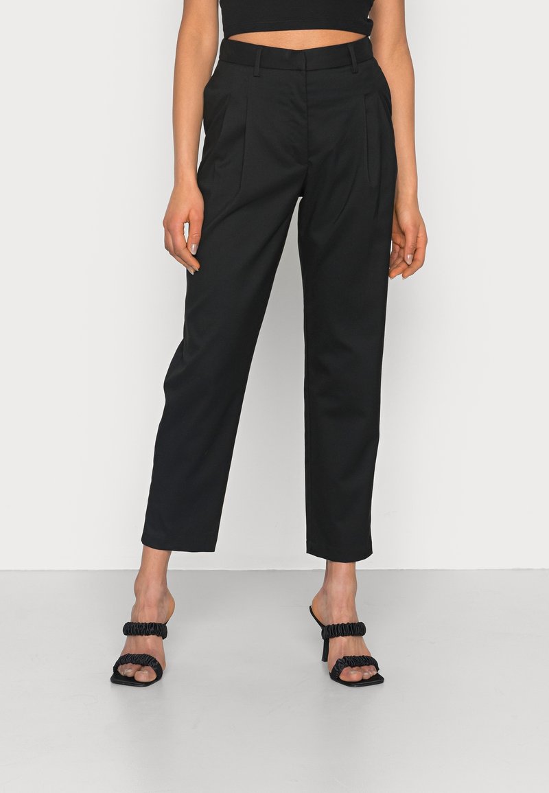 Svart skräddarsydda byxor med hög midja, veck och rak benstruktur. Kombineras med svarta remsandaler med klack. Slät tygstruktur.