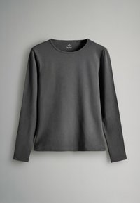 Šedé tričko s dlouhým rukávem a kulatým výstřihem, vyrobené z hladké látky, s minimalistickým designem a jemným prošitím podél lemu.