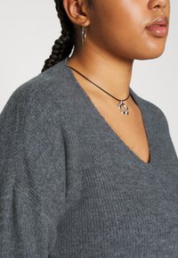 Vero Moda Curve VMCREWLEFILE V NECK BLOUSE - Sweter