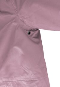 Helle rosa, strukturierte Jacke mit einer Naht und einem Ösenloch, glattem Stoff und einem Design, das an der Schulter kurvenförmig verläuft.