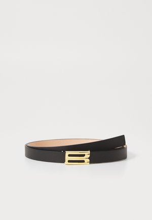 Schwarzer Ledergürtel mit einer goldfarbenen Metallschnalle. Das Design ist schmal mit einer glatten Textur und zeichnet sich durch einen minimalistischen Stil und klare Linien aus.