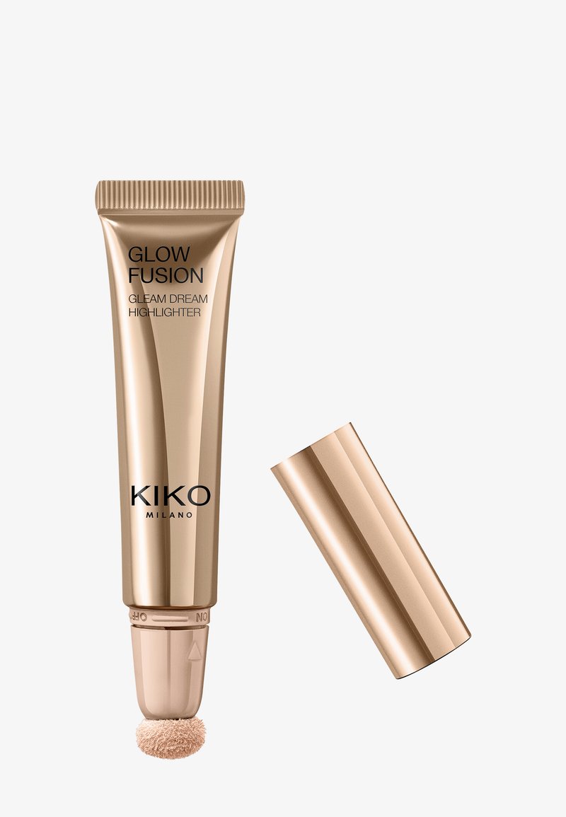 Tube doré brillant du illuminateur KIKO Milano Glow Fusion Gleam Dream avec un applicateur en éponge et un capuchon détaché sur un fond blanc.