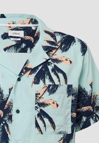 Korte mouwen overhemd in lichtblauw met een palmboom patroon in marineblauw en koraal. Voorzien van een borstzak en een klassieke kraag.