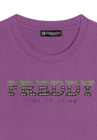 T-shirt di cotone viola con il nome del marchio "FREDDY" in strass e la scritta "TIME TO SHINE" sotto in nero. Collo rotondo.