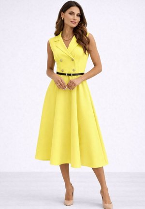 Femme portant une robe midi jaune sans manches avec des boutons croisés et une ceinture noire, associée à des talons hauts couleur nude.