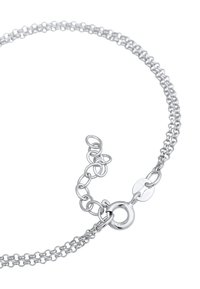 Silverfärgad metallkedjehalsband med hopplänkade länkar, utrustad med en kräftklämma och en justerbar förlängningskedja för längdjustering.