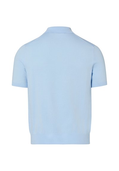 Pull léger à manches courtes bleu clair en maille avec une ceinture et un col côtelés, vu de dos sur un fond blanc.