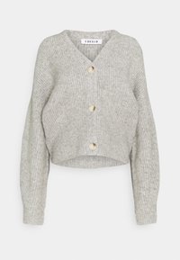 Šedý žebrovaný pletený cardigan s kratším střihom, v-dekoltem a třemi béžovými knoflíky vpředu. Měkká textura a dlouhé rukávy.
