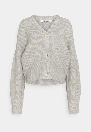 Grauer gerippter Strickcardigan mit einer verkürzten Passform, V-Ausschnitt und drei beigen Knöpfen an der Vorderseite. Weiche Textur und lange Ärmel.