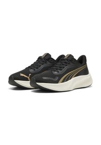 Schwarze Sportschuhe mit einem strukturierten Mesh-Obermaterial, goldenen Akzenten und einer gepolsterten weißen Sohle. Verfügt über ein Schnürdesign und ein Markenlogo.