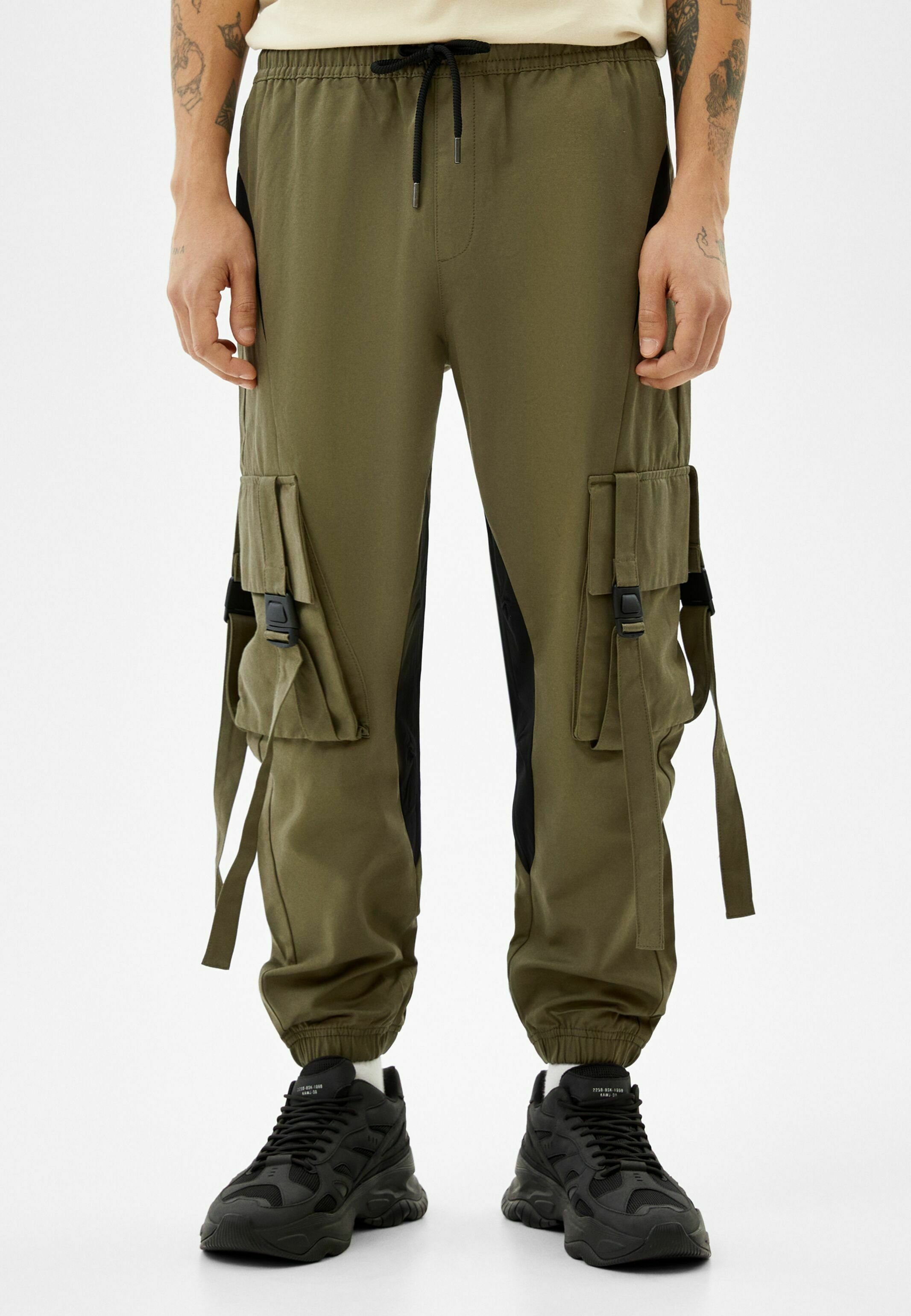Bershka WITH STRAP DETAILS - Pantaloni cargo - khaki/cachi - Zalando.it
