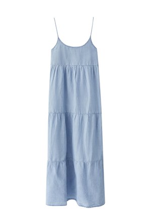 Lyseblå maxi kjole med lag, tynde spaghettistropper og en flydende silhuet.